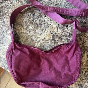 BAGGU Small Crescent in Oxblood